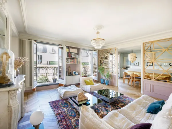 Paris IXe - Place José Rizal, appartement familial avec balcon filant 