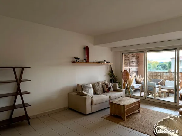 Appartement T3 lumineux de 72m² avec deux terrasses à vendre à Port Cogolin 