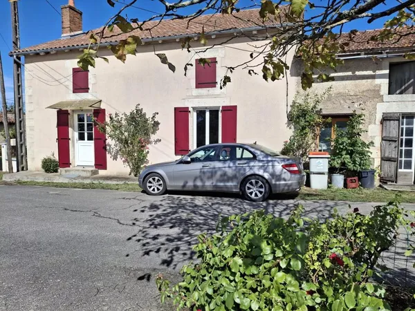 Maison de village à moderniser, grange, dépendances PLUS un cottage séparé à rénover 