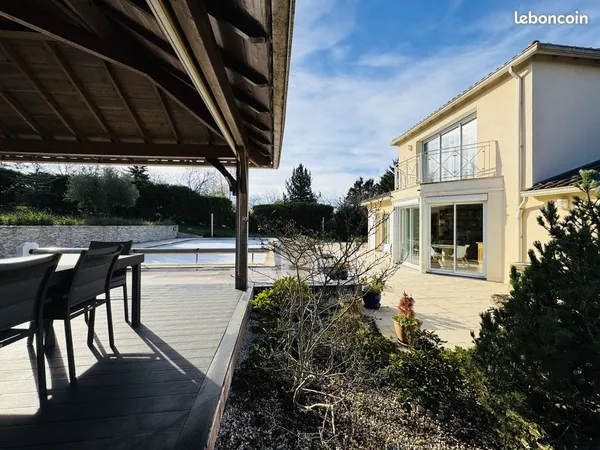 Maison 8 pièces 235 m² 