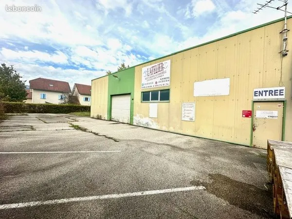 Local 350 m² Ornex 
