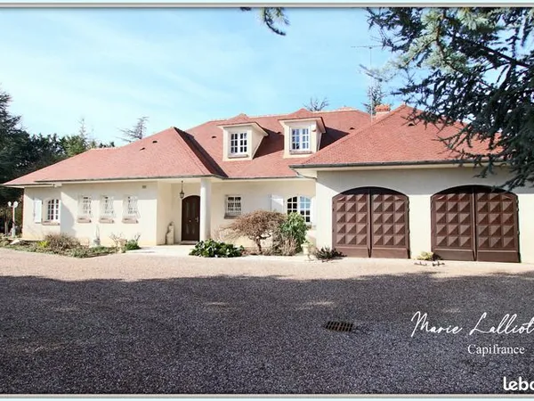 Maison 12 pièces 343 m² 
