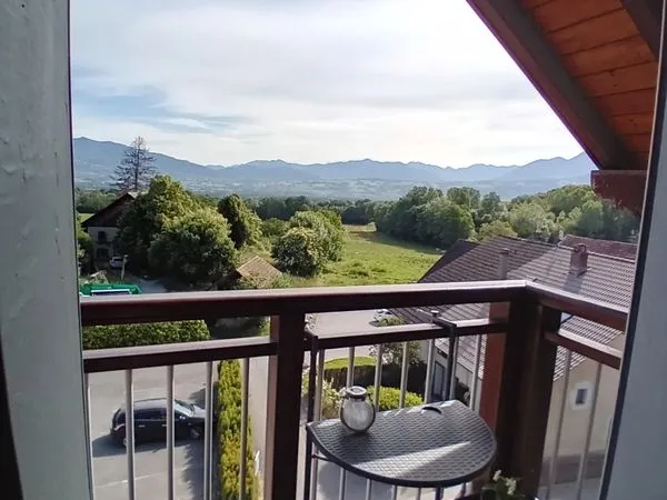Studio lumineux avec balcon- Centre du village 
