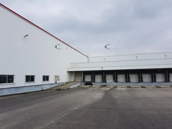 Villefontaine (38) - A louer / A vendre - Entrepôt avec bureaux de 8 357 m² 