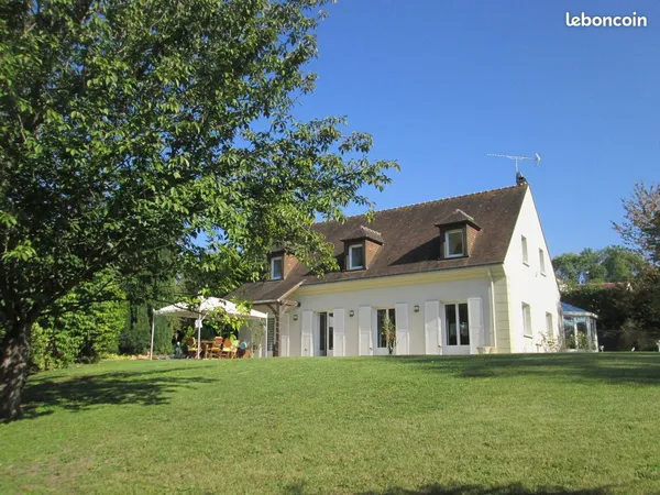 Maison 200 m2 habitables 8 pièces, avec piscine 
