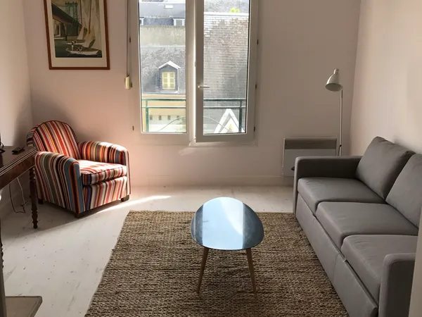Studio meublé, très bon état, calme, lumineux, parking 