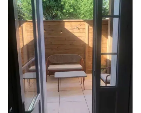 Studio mezzanine meublé 25 m2 et terrasse 