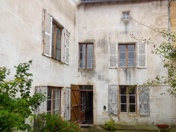 Maison de caractère en centre ville avec cour et dépendances 