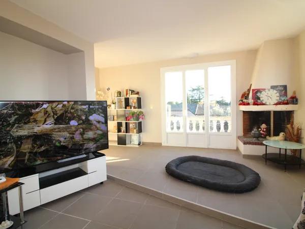 IMMEUBLE 180 m2 + 63 m2 de garages. Terrain de 619 m2. 