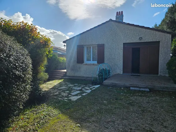 Maison individuelle, dépendance et piscine 