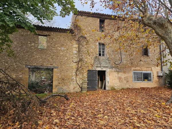 Beaumont de Pertuis, grande maison en pierres sur 4000m² de terrain à RENOVER 