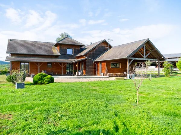 Maison contemporaine en bois et son domaine équestre 