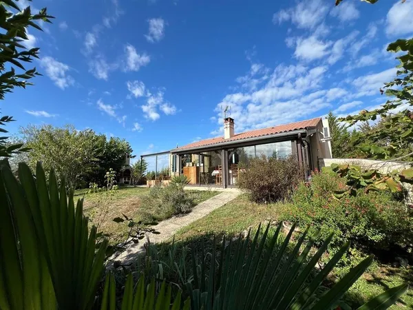 Maison avec deux parties habitables sur beau parc de 3000m² 