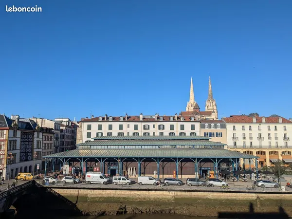 Grand appartement 2 pièces de charme sur les quais de Bayonne - vue exceptionnelle 