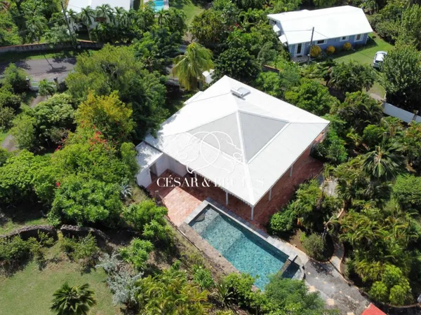 VILLA DE 8 PIECES DE 196 M2 (2 F4) AVEC PISCINE AU CAP EST, LE F 