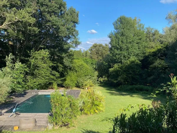 Maison de plain-pied 325 m² à Fargues-Saint-Hilaire 