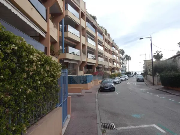 ROQUEBRUNE GARAGE FERME QUARTIER PLAGE 