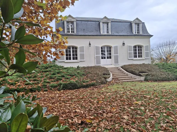 Maison atypique de style maison de maître située sur la comm 