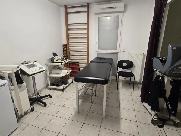 Local professionnel 3 pièces 79 m² 