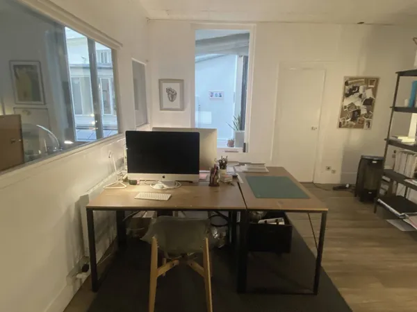Espace bureau 3 postes à louer dans le 9ème dans local de 80m² avec salle de réunion 