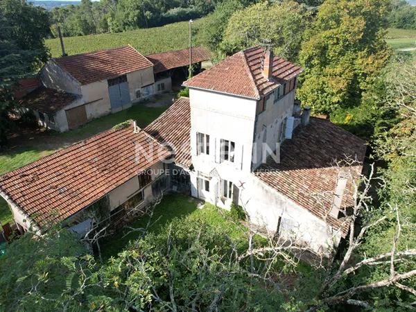 Ancienne ferme à vendre à Espiens avec terrain de 4.7 Hectares 