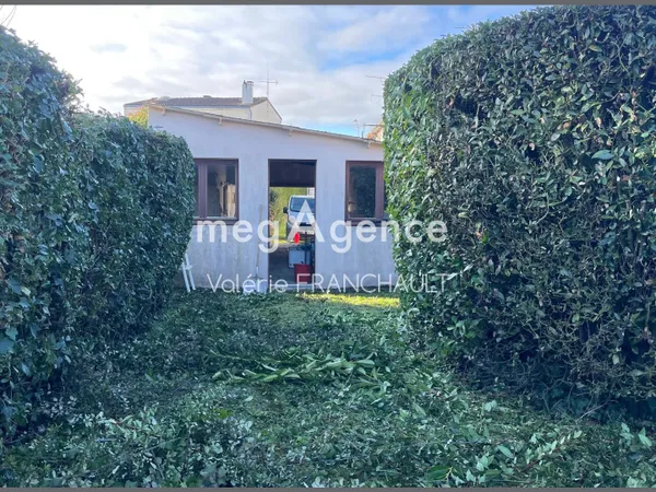 Niort- Garage de 53M2 avec jardin clos sur une parcelle de 150M2. 