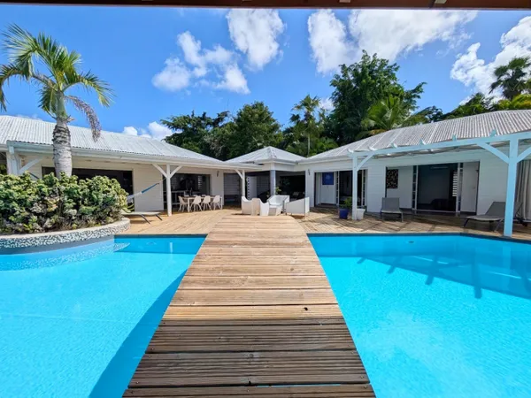 EXCLU Exceptionnelle Villa d'Architecte avec Piscine à Débordeme 