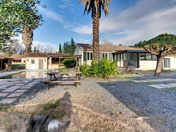 Maison Vidauban 4 pièces environ 150 m2, maison principale, dépendance, piscine et carport. 