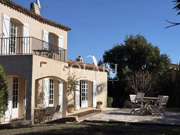 Villa avec piscine à Mandelieu au calme 