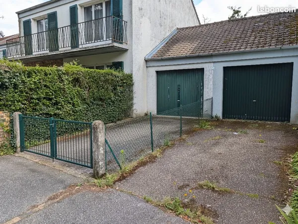 GARAGE EXTÉRIEUR SÉCURISÉ AVEC ÉLECTRICITÉ & TRÈS GRAND STOCKAGE (36m2) 