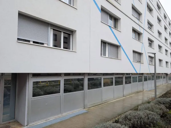 Local d'activité 166 m² 
