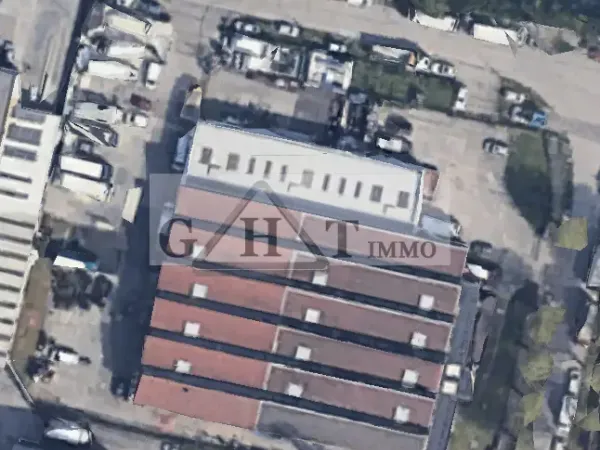 Entrepôt avec bureaux à louer 