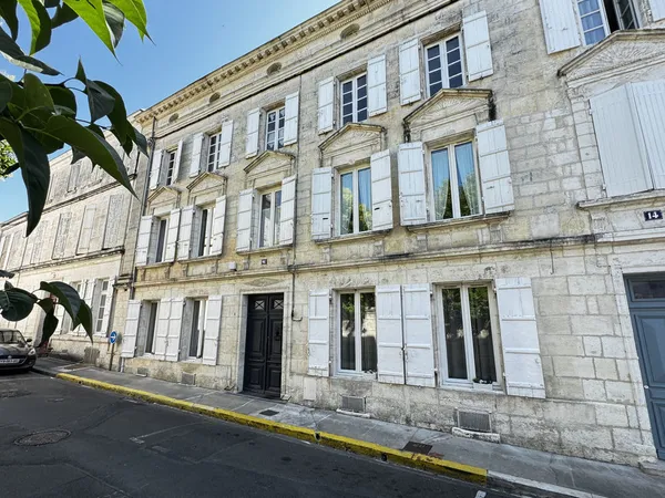 MAISON BOURGEOISE AVEC JARDIN 
