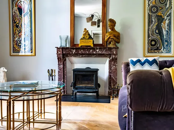 Charme et Art de Vivre à la Française : magnifique Maison de Maître en plein coeur de village 