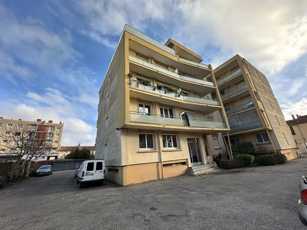 Appartement de type 3 à louer en rez-de-chaussée réhaussé avec cave et parking à Carcassonne 