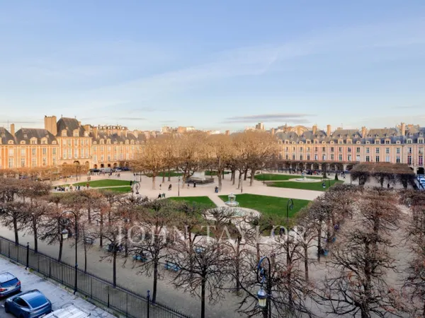 Elégant appartement dernier étage - place des Vosges 