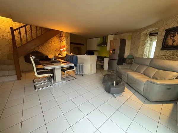 Maison de village avec une cour 