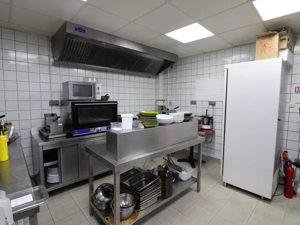 MURS et FONDS DE COMMERCE RESTAURANT DE 100 M2. 