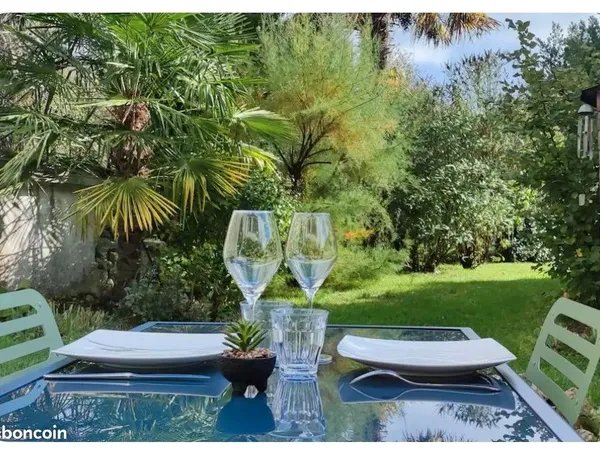 Maison de ville avec jardin meublée 