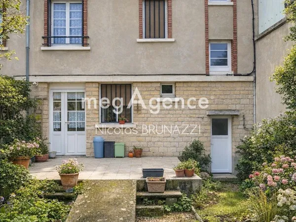 Une maison de ville de caractère avec garage et extérieur en plein coeur de Vimoutiers. 