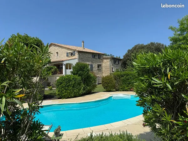 Mas 9 pièces 240 m² 