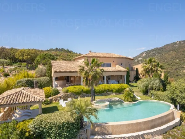 Villa moderne, vue mer dans un domaine privé à proximité de Sain 