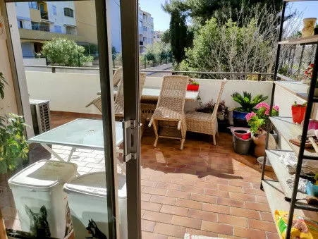 LE CAP D'AGDE: Entre PORT ET Môle : Grand T2 de 44m² avec terrasse / loggia / PISCINE. REZ DE 