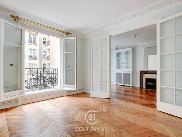Vends 4 pièces 2 chambres dans bel immeuble ancien, possibilité chambre de service en sus - 
