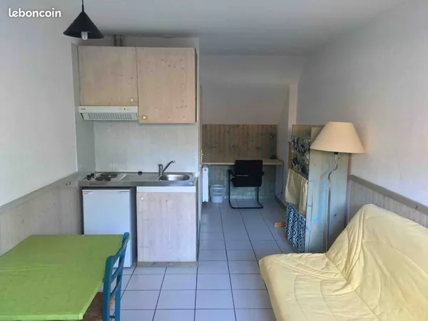 Studio meublé 20m2 535 tout compris sauf 20 électricité 