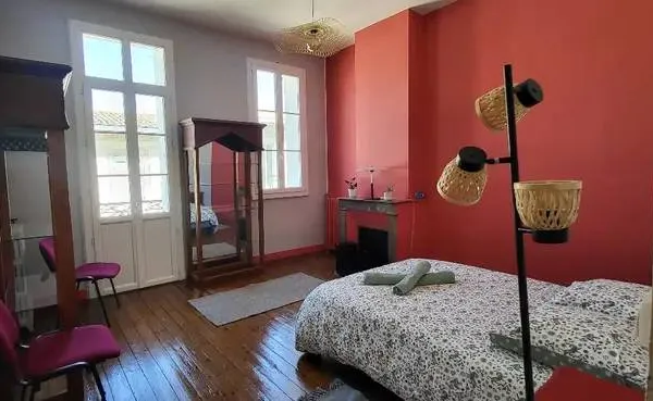 Loue belle maison en pierre idéalement située à Libourne. 120m² avec jardin 