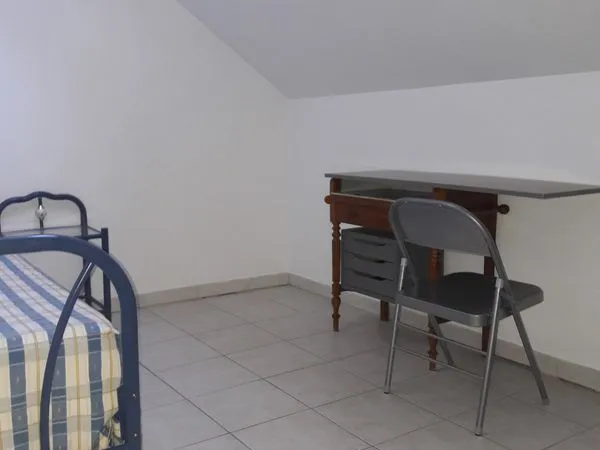 Reims quartier Courlancy loue chambre meublée indépendante tout confort 