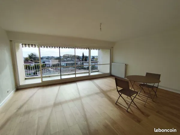 CAUDERAN appartement T3 traversant 74 m² 4°étage 