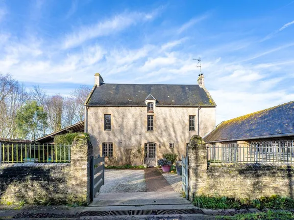 Un presbytère du XVIIIe siècle, son jardin et sa vue sur une chapelle 