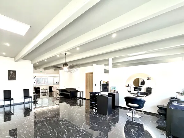 Local commercial 7 pièces 145 m² 